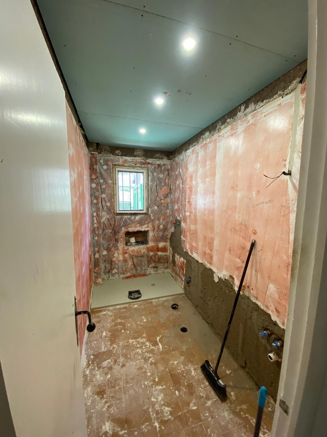 Baño antes de la reforma, en obra
