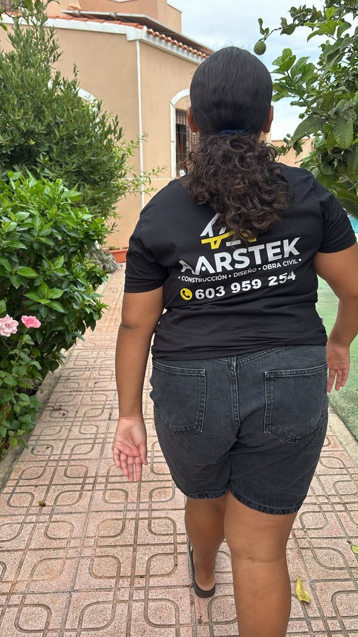 Una pequeña con la camiseta de AARSTEK, el negocio familiar